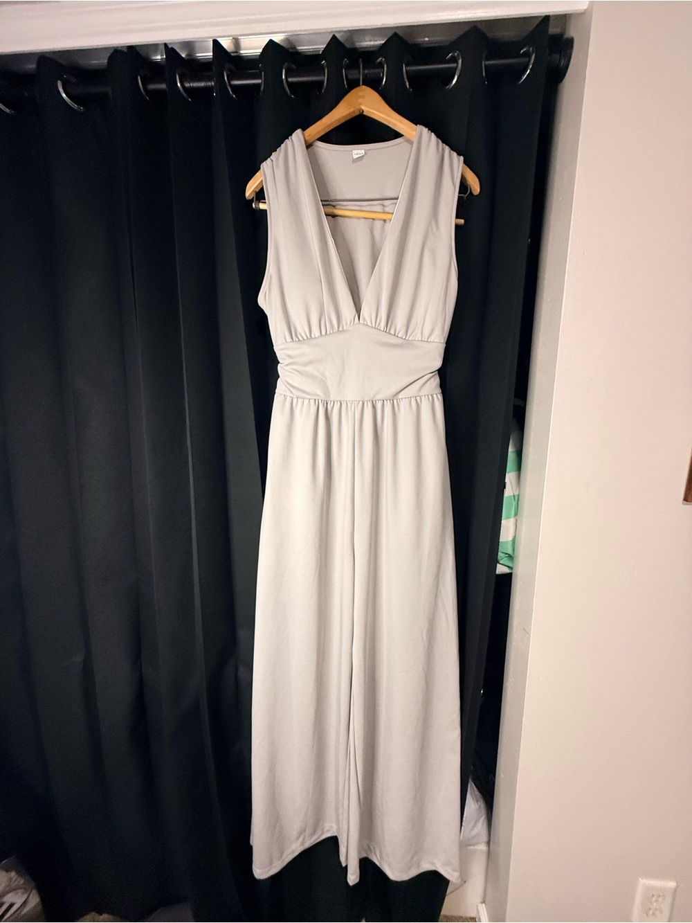HALARA Light Gray Sleeveless V-Neck Jumpsuit